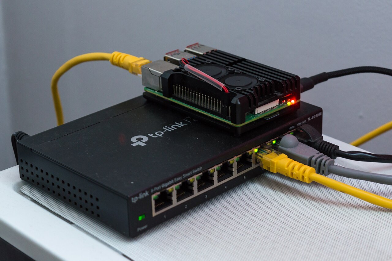 開發測試用的 Raspberry Pi 與網路交換器