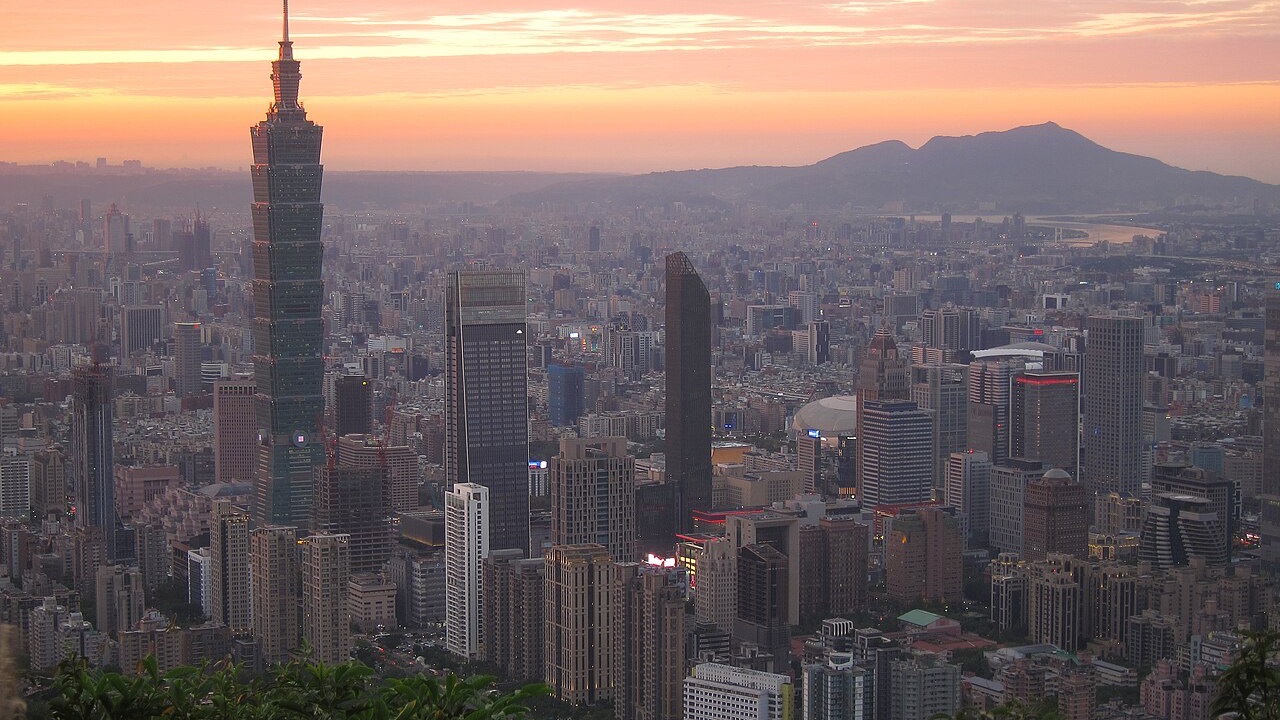 台湾用户查核虚拟资产平台：登记信息、风险披露与提现；主题示意配图